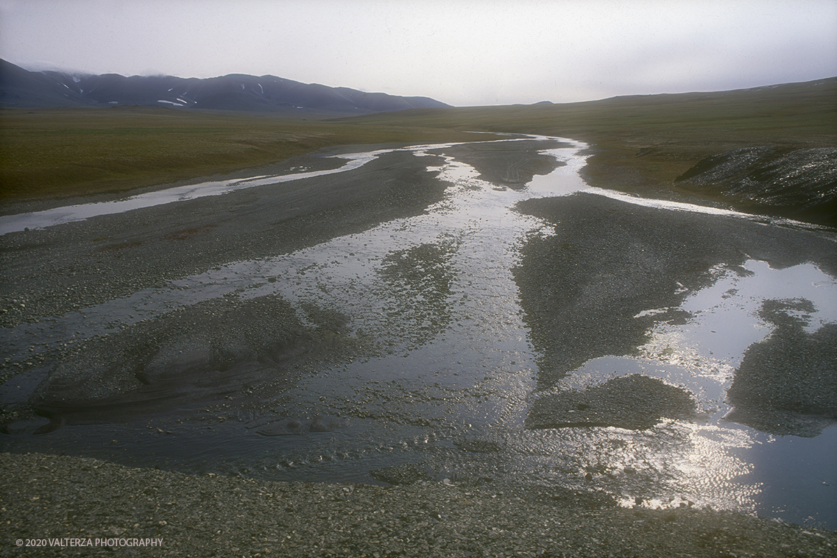 87 SIBERIA.jpg - Luglio/Agosto 1992. Siberia, terra dei Chukchi. Nell'oceano artico  125 Km a nord-est della penisola dei Chukchi (Siberia) c'Ã¨ l'isola di Wrangel, essa ospita piÃ¹ del doppio di specie vegetali (417) di qualsiasi territorio artico a paritÃ  di superficie nonchÃ¨ 30 specie diverse di uccelli oltre ad orsi polari, foche e trichechi ; per questo motivo   Ã¨ stata proclamata patrimonio dell'umanitÃ  dall'UNESCO. Nella foto la tundra nella parte sud dell'isola di Wrangel ricca di acque e di sorgive.